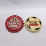 Lote com 2 abridores de garrafa 2 com tema Kaiser e 1 tema Cerpa (o cerpa tem um detalhe e o kaiser futebol falta um Imã). Medem 7.5cm de diâmetro