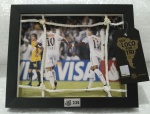 Quadro Comemorativo ao Tricampeonato das Américas do Santos FC - 2011 - quadro número 235 (com a etiqueta oficial) - este quadro contém gomo de rede da Vila Belmiro sobre a imagem de PH Ganso e Neymar Jr - foram confeccionadas 500 unidades com as redes da Vila Belmiro após o encerramento da partida - peso: 580gr.