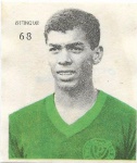 33 - Colecionismo/ álbum de futebol - Rara figurinha de Suingue, jogador palmeirense. Jogador da época da famosa `Academia`. Este cromo fazia parte do Álbum `figurinhas Olé, Olá`, editado na metade final dos anos 60. Figurinha usada, com marcas de cola no verso, mas íntegra e mantendo a imagem. A figurinha mede 4,8 cm X 5,8 cm, com pequenas variações de corte. Todas as figurinhas a venda neste leilão são peças com, no mínimo, 50 anos, e, normalmente, manuseadas por crianças, portanto todas são ofertadas no estado que as fotos mostram.