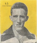 34 - Colecionismo/ álbum de futebol - Rara figurinha de Antoninho famoso atacante. Jogou com Pelé no célebre time dos anos 60 e era conhecido por `Toninho Guerreiro`. Este cromo fazia parte do Álbum `figurinhas Olé, Olá`, editado na metade final dos anos 60. Figurinha usada, com marcas de cola no verso, mas íntegra e mantendo a imagem. A figurinha mede 4,8 cm X 5,8 cm, com pequenas variações de corte. Todas as figurinhas a venda neste leilão são peças com, no mínimo, 50 anos, e, normalmente, manuseadas por crianças, portanto todas são ofertadas no estado que as fotos mostram. 