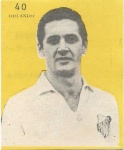 35 - Colecionismo/ álbum de futebol - Rara figurinha de Orlando jogador santista que jogou com Pelé no célebre time dos anos 60. Este cromo fazia parte do Álbum `figurinhas Olé, Olá`, editado na metade final dos anos 60. Figurinha usada, com marcas de cola no verso, mas íntegra e mantendo a imagem. A figurinha mede 4,8 cm X 5,8 cm, com pequenas variações de corte. Todas as figurinhas a venda neste leilão são peças com, no mínimo, 50 anos, e, normalmente, manuseadas por crianças, portanto todas são ofertadas no estado que as fotos mostram.