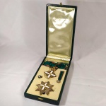 CONDECORAÇÃO - MARAVILHOSA COMENDA da ORDEM do MÉRITO da REPÚBLICA ITALIANA - Prata 800 - (Medalha, Miniatura, Roseta e Placa), acondicionadas no estojo original, necessitando colar a dobradiça da caixa. O esmalte da Medalha apresentam pequenos danos (vide foto).