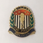 POLÍCIA - MARAVILHOSO e ANTIGO DISTINTIVO do Extinto D.O.P.S. (Departamento de Ordem Política e Social de São Paulo). Peça muito difícil de ser encontrada. Pequeno desgaste no esmalte no início da palavra Polícia (vide fotos). O símbolo do Dops, estampado em distintivos, era um HIPOCAMPO, espécie de CAVALO-MARINHO, que fica sempre ereto e se movimenta permanentemente no mar. O que se pretendia dizer com isso é que o DOPS estava sempre com a cabeça em pé, vigilante e atento. O Departamento de Ordem Política e Social (DOPS), criado em 30 de dezembro de 1924, foi um órgão do governo brasileiro utilizado principalmente durante o Estado Novo e mais tarde na Ditadura Militar. O órgão, que tinha a função de assegurar e disciplinar a ordem militar no país, foi instituído em 17 de abril de 1928 pela lei nº 2034 que tratava de reorganizar a Polícia do Estado. Em São Paulo, o DOPS foi extinto em 4 de março de 1983.