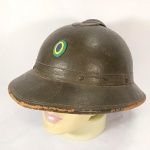 MILITARIA - ANTIGO CAPACETE usado pelo Exército Brasileiro nos anos 40. Feito em cortiça e em excelente estado de conservação. Fabricado no Rio de Janeiro pela empresa Trindade & Nelson.