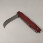 CUTELARIA (02) - CANIVETE marca VICTORINOX (Swiss Made). Fechado mede aprox. 10 cm.