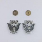 MILITARIA - Lote com 2 distintivos USN United States Navy ou Marinha dos Estados Unidos da época da 2ª guerra mundial - Medem 3cm de altura