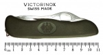 07 -Militaria/Canivetes - Canivete Victorinox, modelo militar, feito sob encomenda do Exército Alemão. Canivete de grandes dimensões desenhado para auxiliar nas tarefas do dia a dia do militar em campanha. Talas verdes com o emblema alemão. Mede 10 cm fechado e 19,8 cm com a lâmina principal aberta. Canivete em muito bom estado de conservação, com as molas fortes. Material vendido de acordo com as fotos e a descrição. Atenção: lâmina com corte original, requer cuidado no manuseio.