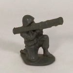 MILITARIA - BRINQUEDO ANTIGO - SOLDADO ajoelhado atirando com uma Bazuca (`lança-foguetes` ou `lança-rojão`) - Fabricado por Brinquedos BALILA. Feito em plástico duro. A última foto é apenas ilustrativa e não acompanha o lote.