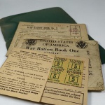 MILITARIA - WAR RATION - SEGUNDA GUERRA MUNDIAL. Cupons de racionamento para família Americana durante a Segunda Guerra Mundial. São livretos nominais com cupons de racionamento em cada um deles, além de cupons para abastecimento de veículo. Todos protegidos por um envelope na cor verde com as inscrições U.S. WAR RATION BOOKS. Os livros de racionamento de guerra foram produzidos pelo Escritório de Administração de Preços dos Estados Unidos em 1942, quando os Estados Unidos entraram oficialmente na Segunda Guerra Mundial. A escassez de materiais de guerra essenciais, como borracha, gasolina e açúcar, foi inicialmente prevista, mas logo o racionamento passou a incluir alimentos, combustível e açúcar.