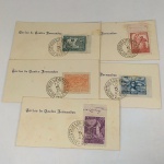 MILITARIA / FILATELIA SEGUNDA GUERRA MUNDIAL - Lote com 05 (cinco) Selos Brasil Correio comemorativos da vitória dos aliados na Segunda Guerra Mundial (Glória, Cooperação, Vitória, Paz e Saudade), todos com carimbo de Maio de 1945, colados em cartões com o nome do então colecionador.