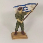 MILITARIA - BONECO de Soldado Israelense, empunhando uma Bandeira de Israel. Com a base, mede no total aprox. 12 cm de altura. Feito em resina. Necessita uma melhor higienização.