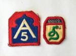 09 MILITARIA - Lote com os tradicionais distintivos da cobra fumando e do 5º Exército Americano, sendo o da FEB do tamanho regulamentado pelo E.B. em 1949 e o do 5o Exército do período da 2ª Guerra Mundial. 