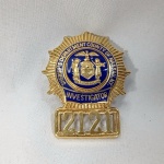 POLÍCIA - Maravilhoso Badge ou Distintivo de Investigador da Polícia de Nassau no Estado de New York ou Nova Iorque nos Estados Unidos. Mede aprox. 7cm de altura. Peça extremamente detalhada. Nassau é uma cidade localizada no condado de Rensselaer, no estado americano de Nova York. No ano 2000 tinha uma população de 4.818 habitantes e uma densidade populacional de 42 pessoas por km².