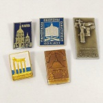 25. (5) Pins soviéticos da URSS com MONUMENTOS HISTÓRICOS, período da Guerra Fria. Marca de fabricação no verso