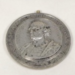 MEDALHÃO homenageando CRISTÓVÃO COLOMBO, recordação das Festas Colombiana (no singular) - Montevideo, de 10 a 14 de outubro de 1892. Mede aprox. 5,9 cm de diâmetro.