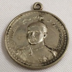 MEDALHA HOMENAGEM DO BRASIL a DOM MANUEL II - REI DE PORTUGAL, datada de 1908. Mede aprox. 2.8 cm de diâmetro.