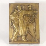 ESCULTURA - Maravilhosa PLACA de parede, em Bronze, simbolizando o Médico salvando a Mulher da Morte. Não consta autoria. Mede aprox. 28 x 21 cm e pesa aprox. 2.600 gramas (Dois quilos e seiscentas gramas). A parte superior está originalmente um pouco côncava - Vide foto correspondente.