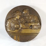 ESCULTURA - Maravilhosa PLACA de parede, em Bronze, simbolizando o Médico operando uma criança. Não consta autoria. Mede aprox. 27 cm de diâmetro, e pesa aprox. 1.860 gramas (Um quilo oitocentos e sessenta gramas).