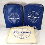 11 - LOTE DE 03 BOLSAS / MOCHILAS DE BORDO DA EMPRESA AÉREA PAN AM, anos 60, sendo 2 azuis com propaganda da Bacardi e uma maior, de cor branca. Eram dadas de brinde na aquisição de passagens aéreas. Itens em bom estado de conservação, com marcas e amarelados do tempo.