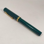 Antiga CANETA tinteiro SHEAFFER`S corpo verde (08) - Fabricada nos Estados Unidos. Apresenta marcas de ferrugem no clipe e na pena (vide fotos). Sem teste de funcionalidade. Vendida sem garantia.