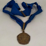 MEMORABILIA - MEDALHA / CONDECORAÇÃO com Fita, da Academia Paulista de Letras, datada de 1.954, ao Sr. J. P. Leite Cordeiro (Cadeira nº 19). A Academia Paulista de Letras é uma instituição sem fins lucrativos que tem como objetivo a difusão da literatura brasileira. Em seu convívio, surgem ideias para disseminar a cultura, principalmente entre crianças e jovens. Wikipédia