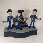 20 - MEMORABILIA MUSICAL - THE BEATLES - Absolutamente raro conjunto de bonecos Cartoon Set dos Beatles, Fabricado pela McFarlane Toys, retratando os 4 membros do grupo na década de 60, tocando ao vivo e com seus instrumentos. Lindíssimo conjunto, em excelente estado de conservação, conforme fotos. Ausência apenas do prato da Bateria. Uma cavilha superior (apenas uma) da guitarra do George está faltando.