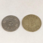 Lote com 02 (duas) FICHAS de CASSINOS - Uma delas do Hotel Casino ITA-ENRAMADA no Paraguai  (Mede aprox. 02 cm de diâmetro) e outra do Casino IGUAZU letra `B` na Argentina (Mede aprox. 2,3 cm de diâmetro).