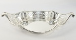 PRATA DE LEI INGLESA  LINDO CENTRO DE MESA COM ELEGANTE FEITIO DE CANOA. DECORAÇÃO ESTILO E ÉPOCA EDUARDIANA. MARCAS PARA CIDADE DE LONDRES E LETRA DATA 1910. PRATEIRO CHARLES CLEMENT PILLING ESTABELECIDO EM 1900. LATERAIS DECORADAS COM BARRAS VERTICAIS RETICULADAS SUCEDIDAS POR ELEMENTOS VEGETALISTAS. INGLATERRA, 1910, 33,5 CM DE COMPRIMENTO