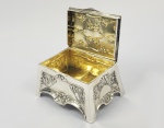 BELISSIMA CAIXA EM PRATA DE LEI COM MARCAS PARA ALEMANHA (LUA E COROA). COM ESTILO ART DECO APRESENTA FORMATO SINGULA E ARREMATES VEGETALISTAS RELEVADOS. INTERIOR COM VERMEIL. ESTÁ EM OTIMAS CONDIÇÕES! UMA PEÇA PARA COLECIONADOR! ALEMANHA, INICIO DO SEC. XX. 13 X 10 CM. 235 G