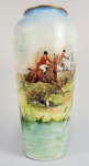 CONDE GUILHERME PRATES (1892-1976)  SEGUNDO CONDE DE PRATES. GRANDE E BELO FLOREIRO EM PORCELANA DECORADO COM PINTURA EM ESMALTE REPRESENTANDO CENAS DE CAÇA Á RAPOSA COM CAVALEIROS VESTIDOS À CARÁTER, SALTANDO SOBRE CERCA E SEGUIDOS POR UM CÃO DE CAÇA. ARREMATES EM OURO. NA FACE POSTERIOR, INICIAS GP ENTRELAÇADAS TAMBÉM EM OURO. FEITIO DE OGIVA. PERTENCEU AO SEGUNDO CONDE DE PRATES, GUILHERME DA SILVA PRATES. O CONDE GUILHERME DEDICOU MUITO DE SUA VIDA AOS ESPORTES EQUESTRES. DE PORTE ATLÉTICO E GRANDE DESTREZA, FOI RECORDISTA SUL AMERICANO DE SALTO DE OBSTÁCULOS. VIDE NOS CRÉDITOS EXTRAS DESSE LOTE IMAGEM DO CONDE GUILHERME PRATES SALTANDO UM GRANDE OBSTÁCULO COLOCADO NA FRENTE DA SEDE DA FAZENDA SANTA GERTRUDES, INUSITADAMENTE MONTANDO UMA MULA.  EUROPA, INICIO DO SEC. XX. 39 CM DE ALTURA.NOTA: Com o falecimento do Conde Eduardo Prates, sucedeu-lhe no condado o filho GUILHERME PRATES (1892-1976). Não estava destinada ao Conde Guilherme a sucessão de seu pai, entretanto oS falecimentos precoces de seus dois irmãos mais velhos o conduziram  a essa honrosa posição.      O Segundo Conde de Prates casou-se com DONA CÂNDIDA PINTO PRATES (nascida BOTELHO PINTO) sendo esta neta dos CONDES DO PINHAL (Antonio Carlos de Arruda Botelho,e Dona Anna Carolina de Mello Oliveira). A CONDESSA DO PINHAL era filha dos VISCONDES DO RIO CLARO (JOSÉ ESTANISLAU DE OLIVEIRA E ELISA JUSTINA DE MELO FRANCO). A FAZENDA SANTA GERTRUDES foi transmitida por Eduardo Prates ao seu sucessor em uma condição diferenciada de outras fazendas do ciclo do café. A formidável gestão da propriedade amparada pelo estofo da fortuna amealhada nos negócios cidadinos do primeiro Conde de Prates, impediram que a SANTA GERTRUDES sofresse a sorte de tantas e tão importantes fazendas paulistas no episódio conhecido como A crise do Café da Década de 1930.