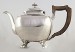 MAGNÍFICO BULE PARA CHÁ EM PRATA DE LEI COM REQUINTADO ESTILO GEORGIANO. MARCAS DE CONTRASTE PARA CIDADE DE LISBOA E MARCAS DO EXCELENTE ARTÍFICE CIRILO JOSÉ MAZ DA SILVA, ATIVO A PARTIR DE 1826 (MOTINHO, PAG. 108). ESSE BULE INTEGRA UM CONJUNTO APREGOADO NO PRESENTE LOTE E NOS DOIS SEGUINTES. ATENTE PARA A ELEGÂNCIA DESSAS PEÇAS. O CORPO LISO COM LINHAS QUE DEMARCAM A BELA FORMA É REALÇADO PELOS  LINDOS PÉS ALTOS COM FINALIZAÇÃO DITA  PATAS DE BURROS.  ALÇA EM MADEIRA COM DECORAÇÃO EM CARAPETAS. O BICO É FINALIZADO EM V. LISBOA, INICIO DO SEC. XIX. 29 CM DE COMPRIMENTO. 975 G