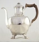MAGNÍFICO BULE PARA CAFÉ EM PRATA DE LEI COM REQUINTADO ESTILO GEORGIANO. MARCAS DE CONTRASTE PARA CIDADE DE LISBOA E MARCAS DO EXCELENTE ARTÍFICE CIRILO JOSÉ MAZ DA SILVA, ATIVO A PARTIR DE 1826 (MOTINHO, PAG. 108). ESSE BULE INTEGRA UM CONJUNTO APREGOADO NO PRESENTE LOTE E NOS DOIS SEGUINTES. ATENTE PARA A ELEGÂNCIA DESSAS PEÇAS. O CORPO LISO COM LINHAS QUE DEMARCAM A BELA FORMA É REALÇADO PELOS  LINDOS PÉS ALTOS COM FINALIZAÇÃO DITA  PATAS DE BURROS.  ALÇA EM MADEIRA COM DECORAÇÃO EM CARAPETAS. O BICO É FINALIZADO EM V. LISBOA, INICIO DO SEC. XIX. 27 CM DE ALTURA. 1260 G G