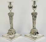 PRATA DE LEI VITORIANA  A APOTEOSE DE HERMES  GRANDE PAR DE CASTIÇAIS PARA MESA DE BANQUETE EM PRATA DE LEI, COM MARCAS PARA CIDADE DE LONDRES, LETRA DATA 1901 E PRATEIROS ROBERT JAMES CHAPLIN & SONS ESTABELECIDOS EM 1890. DECORADOS COM REPRESENTAÇÃO RELEVADA DO DEUS HERMES NAS QUATRO FACES DA BASE REVESTIDO DE SEUS ATRIBUTOS DE DEIDADE E TENDO AOS PÉS UM QUERUBIM QUE LHE ESTENDE O POMO DE OURO. NO FUSTE HERMES É REPRESENTADO COM AS DUAS SERPENTES OD (ASSOCIADA A VIDA LIVREMENTE DIRIGIDA) E OB (A VIDA CONDUZIDA SEM DIREÇÃO). AS SERPENTES APARECEM ENTRELAÇADAS SOB UM PLATEAU ONDE VEMOS REPRESENTAÇÃO DE HERMES COM AS SERPENTES ENRODILHADAS EM SEU BRAÇO ALIMENTANDO-AS EM UMA TAÇA. LAURÉIS E DOSSÉIS SUSTENTADOS POR ATLANTES COMPLEMENTAM A DECORAÇÃO. AS BOBECHES SÃO REMATADAS POR DELICADOS PEROLADOS. DOTADOS DE CONTRAPESO NA BASE. EXCELENTE ESTADO DE CONSERVAÇÃO! INGLATERRA, SEC. XX. 31 CM DE ALTURA.