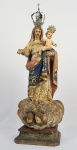 NOSSA SENHORA DO ROSÁRIO  BELISSIMA IMAGEM EM MADEIRA POLICROMADA E DOURADA COM COROA EM PRATA DE LEI. A VIRGEM E O MENINO TÊM EXPRESSIVOS OLHOS EM VIDRO. A ROBUSTA BASE TEM FEITIO DE ROLOS DE NUVENS COM TRÊS LINDOS TORSOS DE ANJOS ADORADORES DESTACANDO-SE NAS NUVENS. PORTUGAL, SEC. XIX. 45 CM DE ALTURA (CONSIDERANDO O TAMNHO DA COROA) E 35 CM SEM CONSIDAR O TAMANHO DA COROA.