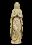 GOA - NOSSA SENHORA DA CONCEIÇÃO - LINDA IMAGEM EM MARFIM DE VERTENTE INDO PORTUGUESA REPRENSANDO NOSSA SENHORA DA CONCEIÇÃO. LINDOS CABELOS SINUOSOS LHE CAEM SOBRE AS COSTAS EM CASCATA, NOS DIZERES DOS MESTRES ESTUDIOSOS NA ARTE RELIGIOSA DESSA REGIÃO SÃO INSPIRADOS NA SINUOSIDADE DO RIO GANGES. MANTO ELEGANTEMENTE DRAPEADO. ROSTO BELISSIMO E EXPRESSIVO! PEÇA COM GRANDE QUALIDADE ESCULTÓRICA. GOA, POSSESSÃO PORTUGUESA NA INDIA. SEC. XVII 17 CM DE ALTURANOTA: As imagens indo portuguesas produzidas em Goa atingiram o máximo da perfeição plástica com nível de trabalho europeu. Entretanto percebe-se influência dos parâmetros e cultura local nas feições das imagens. Assim, pode-se perceber por exemplo a presença de olhos amendoados, feições orientais, cabelos sinuosos e tipificação com divindades hindus (assim o Menino Bom Pastor apresenta semelhança com imagens de buda meditando). A produção dessas imagens começou no sec. XVI e ganhou no séc. XVII um grande impulso. São extremamente bonitas e colecionáveis.