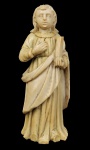 SÃO JOÃO EVANGELISTA  LINDA IMAGEM EM MARFIM DE VERTENTE INDO PORTUGUESA REPRESENTANDO SÃO JOÃO EVANGELISTA. O SANTO SEGURA NA MÃO DIREITA UM LIVRO ALUDINDO AO EVANGELHO DE QUE FOI AUTOR,  E A ESQUERDA LEVA AO CORAÇÃO EM MENÇÃO AO FATO DE SER O DISCÍPULO AMADO DE CRISTO. BELISSIMA ESCULTURA COM FATURA DE MUITO BOA QUALIDADE. O ROSTO TEM LINDAS FEIÇÕES! GOA, POSSESSÃO PORTUGUESA NA INDIA, SEC. XVII. 12 CM DE ALTURA