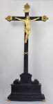 SENHOR DO BONFIM / CRISTO VIVO  MAGNIFICA ESCULTURA EM MARFIM DE VERTENTE LUZÍADA COM CRUZ EBANIZADA REMATADA POR PONTEIRAS EM ESPLENDOROSO METAL RECOBERTO EM OURO REMATADO POR CABEÇAS DE ANJOS E VOLUTAS. AOS PÉS DO CRISTO PAR DE TÍBIAS CRUZADAS TAMBÉM EM MARFIM FAZENDO MENÇÃO AO MEMENTO MORE, A LEMBRANÇA DE QUE A VIDA É PASSAGEIRA E SEREMOS DEVOLVIDOS AO PÓ DE ONDE VIEMOS. SOBRE A CABEÇA DO CRISTO TÁVOLA DE INFÂMIA COM A INSCRIÇÃO INRI (JESUS NAZARENO REI DOS JUDEUS). A BASE TEM FEITIO DE TABERNÁCULO E É SUSTENTADA POR QUATRO PÉS EM MARFIM. A EXPRESSÃO DO CRISTO, AS CARACTERÍSTICAS ANATÔMICAS PERFEITAS E A PROJEÇÃO DO CORPO DE CRISTO PARA FRENTE FAZEM DESSA OBRA UMA GRANDIOSA E TOCANTE REPRESENTAÇÃO DA CRUCIFICAÇÃO. A ESCULTURA DO CRISTO É GRANTE E MAGNÍFICA! PORTUGAL, INICIO DO SEC. XVIII. 105 CM DE ALTURA (A CRUZ) E 31 CM DE ALTURA (SOMENTE O CRISTO)NOTA: A devoção ao Senhor do Bonfim em Portugal, iniciou-se com a construção em 1669, na cidade de Setúbal de uma Ermida, que primeiramente era conhecida como Anjo da Guarda, mas que depois passou a ser chamada de Igreja do Senhor do Bonfim. A devoção ao Senhor do Bonfim ganha forças quando Dom João V, diante da imagem do Senhor do Bonfim, fez promessas pelo restabelecimento da saúde de seu pai, o rei Dom Pedro II. Theodózio Rodrigues de Faria, capitão-de-mar-e-guerra da marinha portuguesa, fervoroso devoto do Senhor do Bonfim, havia feito uma promessa durante uma tempestade de que, se sobrevivesse, traria para o Brasil as imagens do Senhor Jesus do Bonfim e de Nossa Senhora da Guia. Assim, em 18 de Abril de 1745, uma réplica foi trazida da sua terra natal, Setúbal, em Portugal, iniciando a construção da Igreja do Senhor do Bonfim. Mas não foi somente a igreja que foi construída: neste momento começou, também, o culto ao Senhor do Bonfim e a Nossa Senhora da Guia, com a criação da Devoção do Senhor Bom Jesus do Bomfim, Irmandade de leigos reconhecida pelo então arcebispo Dom José Botelho de Matos, presente na fundação da mesma. A capela teve suas obras iniciadas em 1746, e no dia 24 de junho de 1754, após a conclusão das obras internas, foi trazida da Capela da Penha para a Colina do Bonfim a sagrada imagem, em procissão, onde o VI vice-rei esteve presente, junto da população, na celebração de missa solene. Em 1772 as obras da capela foram concluídas. Em 1773 a festa litúrgica do Bonfim passa a ser celebrada no segundo Domingo da Epifania (2º domingo de janeiro), com autorização do arcebispo Dom Sebastião Monteiro de Vide. Também neste ano teve iniciou-se a tradição da lavagem da Igreja, quando os integrantes da "Irmandade dos Devotos Leigos" obrigaram os escravos a lavarem a Igreja como parte dos preparativos para a festa do Senhor do Bonfim, no segundo domingo de janeiro, depois do Dia de Reis. Com o tempo, foi proibida a lavagem na parte interna do templo e o ritual foi transferido para as escadarias e o adro, iniciando-se com o cortejo de baianas que caminham desde a Igreja de Nossa Senhora da Conceição da Praia até o alto do Bonfim, carregando água de cheiro, num percurso de oito quilômetros de festa. A festa de Nossa Senhora da Guia começou a ser celebrada na segunda-feira após o encerramento da festa do Senhor do Bonfim em 1792. Foi em 1809 que as famosas fitinhas do Senhor do Bonfim foram introduzidas. Na época chamadas de medidas, porque tinham exatamente 47 centímetros, que é a medida do braço direito da estátua do Senhor do Bonfim. A iluminação com lâmpadas de gás carbônico veio em 1862, em substituição da antiga iluminação feita por lampiões. A Capela foi elevada a Basílica Menor em 1927 pelo Papa Pio XI e em 1954 iniciam-se as missas vespertinas e em 1975 é criado o Museu dos ex-votos, onde todos os devotos podem deixar os objetos trazidos, símbolos de sua fé. No dia 20 de outubro de 1991 o Papa João Paulo II visita a Basílica e reza aos pés do Senhor do Bonfim, presenteando a Devoção com um cálice de prata dourada. A Igreja tem a arquitetura em estilo neoclássico e a fachada em rococó, seguindo o modelo das igrejas portuguesas dos séculos XVIII e XIX, com belos afrescos e azulejaria. O Senhor do Bonfim é um ícone da fé baiana, atraindo muitos devotos, turistas e peregrinos.