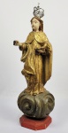 VIEIRA SERVAS (ATR.): NOSSA SENHORA DO CARMO -  MAGNÍFICA IMAGEM DE NOSSA SENHROA DO CARMO EM MADEIRA POLICROMADA E DOURADA COM LINDA COROA EM FILIGRANA DE PRATA. NOTAM-SE AS CARACTERÍSTICAS ESTILÍSTICAS DE VIEIRA SERVAS: A PERFEITA HARMONIZAÇÃO DAS CARACTERÍSTICAS MORFOLÓGICAS DA FACE, O MANTO ARRUMADO EM DOBRAS CUIDADOSAS E TRAÇOS RETOS, OS CABELOS CAINDO EM CACHOS SOBRE OS OMBROS, PÉS PARCEALMENTE COBERTOS PELO MANTO, PANEJAMENTO À ALTURA DO JOELHO,BELA E IMPORTANTE PEÇA DO ALTO BARROCO BRASILEIRO! MINAS GERAIS, SEC. XVIII. 38 CM DE ALTURA (SEM CONSIDERAR O TAMANHO DA COROANOTA: Francisco Vieira Servas nasceu na Freguesia de Sam Paio de Eira Vedra, Concelho de Vieira, Comarca de Guimarães, Arcebispado de Braga, Portugal, no ano de 1720. Seu falecimento veio a ocorrer no dia 17 de julho do ano de 1811, aos noventa e um anos de idade na cidade de São Domingos do Prata. Consta em sua certidão de batismo, sugestiva referência a seu padrinho, o entalhador Francisco Vieira da Torre, autor de dois retábulos colaterais, um altar lateral (lado do evangelho) e talha do arco-cruzeiro, com data de 1729, na Matriz de Torqueda, Concelho de Vila Real, em Portugal. Em seu testamento datado de 1809, escrito por Joam Fernandes Rodrigues de Limae, sob sua aquiescência, Francisco Vieira Servas refere-se ao seu sócio, o entalhador José Fernandes Lobo, na condição de segundo herdeiro e testamenteiro, e a seu sobrinho, José Vieira Servas, seu herdeiro universal, que no ano de 1829 trabalha como Juiz de Paz em São Domingos do Prata.Sua trajetória em terras mineiras demarca com bastante clareza a evolução de um artista daquele período que no seu caso específico, após aprender o ofício no seio da família em Portugal, vem para o Brasil iniciar suas atividades artísticas como assistente de outros mestres entalhadores para, enfim, trilhar o seu caminho próprio na condição máxima de mestre nas artes da talha e da escultura. As primeiras notícias em solo brasileiro sobre Servas datam de 1752, em Catas Altas do Mato Dentro, onde ao lado de Manoel Pinto, Martinho Gonçalves e Feliciano Pereira todos contratados na condição de oficiais entalhadores -, recebe da Irmandade do Santíssimo Sacramento os honorários referentes a trabalhos já executados na Matriz de Nossa Senhora da Conceição da referida localidade. Seu legado de obras artísticas espalhado por diversas cidades do estado de Minas Gerais prima pela classe e elegância reveladas pelo seu cinzel no trato com a madeira. Contudo, é na decoração interna da Igreja de Nossa Senhora do Rosário de Mariana onde reside a verdadeira concepção dos retábulos e esculturas de Francisco Vieira Servas, podendo ser visualizadas a estrutura formal de seus retábulos compostos da famosa arbaleta, de rocalhas e elementos fitomorfos característicos, suas variações anatômicas, seu controle para a disposição das figuras em pontos distintos do retábulo e ainda os detalhes fisionômicos dos seus pares de querubins. Talvez, sem as transformações ocorridas na Capitania, Servas fosse lembrado apenas como outro artista português do período barroco. Entretanto, uma vez envolvido no processo evolutivo que originou os chamados novos templos construídos no território aurífero, é digna a constatação de que ele assimilou as novidades estéticas que vieram mudar de forma magistral o panorama da arte exercida na então Capitania das Minas do Ouro. Apesar de português de nascimento Servas foi, juntamente com um seleto grupo de artistas da segunda metade do século XVIII, incluindo-se Aleijadinho, um dos grandes responsáveis pela construção dessa arte com características bastante peculiares e de extrema originalidade que viria a ser denominada por estudiosos do tema de barroco mineiro.