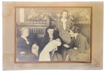 CONDESSA DO PINHAL   DONA ANNA CAROLINA DE MELLO OLIVEIRA (1841-1945)  RETRATO DAS CINCO GERAÇÕES  FOTOGRAFIA RETRATANDO A  CONDESSA DO PINHAL REPRESENTANDO CINCO GERAÇÕES  DOS MEMBROS DA FAMÍLIA ARRUDA BOTELHO. A CONDESSA APARECE SEGURANDO NO COLO SUA TRINETA DONA MARIA CÂNDIDA BAETA NEVES DE MEDEIROS (ATUAL PROPRIETÁRIA DA FAZENDA SANTA GERTRUDES). NO SEU ENTORNO ESTÃO SUA FILHA DONA CÂNDIDA DA PUREZA DE ARRUDA BOTELHO (ESTA CASADA COM FIRMIANO DE MORAIS PINTO 1861 -1938,  PRIMEIRO JUIZ DO BRASIL A COLOCAR EM PRÁTICA A LEI ÁUREA LIBERTANDO POR ÁLVARA TODOS OS ESCRAVOS DO MUNICÍPIO DE LIMEIRA E TAMBÉM PREFEITO DA CIDADE DE SÃO PAULO), SUA  NETA DONA CÂNDIDA PINTO PRATES (CONDESSA DE PRATES) E A BISNETA DONA MARIA CÂNDIDA BAETA NEVES. DEC. 30. 20 X 15 CMNOTA: Anna Carolina de Melo Oliveira de Arruda Botelho nasceu em 1841, em Campinas, e obteve os títulos de Baronesa, Viscondessa e Condessa do Pinhal. Tendo como pais: o Visconde de Rio Claro José Estanislau de Oliveira, nascido em São Paulo em 1803 e faleceu em Rio Claro em 1884, com 81 anos  e Elisa de Melo Franco, nascida em Goenttingen, Alemanha, em 1806; e falecida em Rio Claro em 1891, com 85 anos. Sempre foi admirada por sua bondade. Casou-se na fazenda de seu pai com Antônio Carlos de Arruda Botelho, o Conde do Pinhal. A família do marido também possuía vários títulos de nobreza. Filho do barão e da baronesa de Araraquara, era irmão do 2º Barão de Araraquara, do Barão de Melo e Oliveira, da 2ª Baronesa de Dourados, da 2ª Baronesa de Piracicaba e do comendador de Melo Oliveira. A Condessa do Pinhal morreu aos 104 anos, em São Paulo, deixando inúmeros descendentes.