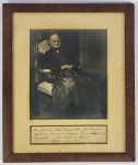 CONDESSA DO PINHAL   DONA ANNA CAROLINA DE MELLO OLIVEIRA (1841-1945)  RETRATO EMOLDURADO DA CONDESSA DO PINHAL AOS 84 ANOS COM CARTA DEDICATÓRIA ESCRITA DE PRÓPRIO PUNHO ENDEREÇADA AOS SEGUNDOS CONDES DE PRATES, NETOS DA MATRIARCA: AOS QUERIDOS NETOS CANDINHA E GUILHERME AFFETUOSA LEMBRANÇA DE SUA VOVÓ AMIGA AOS 84 ANOS CONDESSA DO PINHAL PINHAL 25-12-1925.  DEC. 20. 37 X 28 CMNOTA: Antonio Carlos de Arruda Botelho (Piracicaba, 23 de agosto de 1827 São Carlos, 11 de março de 1901), foi um político e empresário brasileiro. Herdeiro de terras na Sesmaria do Pinhal, formou várias fazendas nos municípios de São Carlos e Jaú, tendo prosperado como grande produtor de café, cujos rendimentos possibilitaram a ele investir em outros ramos de negócios (ferrovia, casas bancárias. Teve importante participação política no Estado de São Paulo, principalmente no período do Segundo Império no Brasil. Casou-se duas vezes, tendo, ao todo, treze filhos. Em primeiras núpcias casou-se, em 1852, com Francisca Theodora Ferraz Coelho, natural de Piracicaba e em segundas núpcias com Anna Carolina de Mello Oliveira, natural de Rio Claro. Foi deputado e Senador pelo estado de São Paulo. Também foi juntamente com seus irmãos o fundador da cidade de São Carlos, a partir da Sesmaria que herdaram de seu pai. Sua residência familiar era a Fazenda Pinhal, localizada no município de São Carlos, onde o Conde do Pinhal faleceu, em 1901.