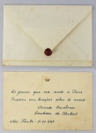 CONDESSA DO PINHAL   DONA ANNA CAROLINA DE MELLO OLIVEIRA (1841-1945). CONVITE PARA O ANIVERSÁRIO DE CEM ANOS DE IDADE DA CONDESSA DO PINHAL, ACONDICIONADO EM SEU ENVELOPE ORIGINAL COM O LACRE CONTENDO O BRASÃO DE ARMAS DA  NOBRE SENHORA. NO VERSO DO CONVITE DE PUNHO PRÓPRIO A CONDESSA ESCREVEU: AS GRAÇAS QUE ORA RENDO A DEUS DESÇAM EM BENÇÃOS SOBRE OS MEUS ANNA CAROLINA CONDESSA DO PINHAL SÃO PAULO 5-11-941. O PAPEL É TIMBRADO COM CORONEL DE CONDE. O TEXTO DO CONVITE TEM A SEGUINTE REDAÇÃO:  COMEMORAÇÃO DO CENTENÁRIO EM VIDA DA CONDESSA DO PINHAL. A Sra.  D. Anna Carolina de Oliveira e Arruda Botelho, Condessa do Pinhal, nasceu em Campinas no dia 5 de Novembro de 1841, sendo seus pais os Viscondes do Rio Claro. Em 23 de abril de 1862 casou-se com Antonio Carlos de Arruda Botelho, mais tarde, Barão, Visconde e Conde do Pinhal com grandeza do Império, falecido em 11-03-1901. Da sua numerosa descendência constam 12 filhos e um enteado. 64 netos, 63 bisnetos e 6 tataranetos. ACOMPANHA TAMBÉM O CONVITE UMA FOLHA COM BRASÃO DO CONDE DO PINHAL, IMAGEM DO CASARÃO SEDE DA FAZENDA DO PINHAL E OFERECIMENTO DA CONDESSA AOS SEUS DESCENDENTES. BRASIL, 1941. 19,5 X 14 CM (ENVELOPE)