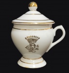 CONDE DO PINHAL - ANTONIO CARLOS DE ARRUDA BOTELHO (PIRACICABA, 23 DE AGOSTO DE 1827 SÃO CARLOS, 11 DE MARÇO DE 1901) POT DE CRÈME EM PORCELANA BRANCA REMATADA EM OURO COM RESERVA CONTENDO MONOGRAMA CP ENTRELAÇADO SOB CORONEL DE CONDE. PERTENCEU AO SERVIÇO DOS CONDES DO PINHAL. PEÇA DESSE CONJUNTO INTEGRA O ACERVO DO MUSEU HISTÓRICO DE POÇOS DE CALDAS.  PEÇA DESSE CONJUNTO INTEGRA O ACERVO DO MUSEU HISTÓRICO DE POÇOS DE CALDAS. SEGUNDA METADE DO SEC. XIX.  10 CM DE ALTURA.Pot de crème, é um creme de sobremesa francês criado no século XVII. O nome "pote de creme" se refere também às xícaras de porcelana em que a sobremesa é servida. Ao elencarmos uma sobremesa verdadeiramente antiga e tradicional mas ao mesmo tempo símbolo de uma época de elegância e requinte, dificilmente deixaríamos de incluir a  famosa iguaria francesa cujo charmoso recipiente leva o mesmo nome: pot de crème.  Sobre as cremeiras: As cremeiras conhecidas como pot de creme são um precioso  item de colecionador - assim como o rico e suave tesouro que continham a sobremesa das mesas aristocráticas com apogeu no sec. XIX. Elas há muito encantam os apreciadores. Poucas sobremesas justificam sua própria criação de porcelana, mas o pote de crème cup resistiu ao teste do tempo. Esses potes minúsculos, criados para a sobremesa cremosa de chocolate, têm apenas cerca de  8 ou 9 cm de altura.  Foram usadas  em mesas europeias e americanas formais durante os séculos 18 e 19. Viveram seu auge na segunda metade do sec. XIX. Requintadas mesas de sobremesa luxuosamente montadas como mesas de apoio as grandes mesas de banquete continham os doces apresentados a russa após as refeições. Os suportes eram conduzidos pelos criados que serviam individualmente aos comensais. O tilintar desses potes quando o suporte é movimentado eram um charme a parte.   Eles eram  feitos em conjuntos acompanhados por uma bandeja combinando com os potes. A maioria dos potes de creme também tem um remate delicado na tampa.  Como o copo é muito pequeno, uma colher pequena é usada para comer essa delícia com tampa. Os copos Pot de crème foram originalmente fabricados por várias empresas europeias. De meados de 1700 até o início de 1900, alguns dos melhores exemplos vieram de Sèvres, Meissen , Wedgwood e Worcester .  Com a simplificação dos serviços no sec. XX e a introdução de novas sobremesas os pots de creme caíram em desuso são hoje em sua maioria lindas peças decorativas.