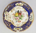 DOM PEDRO II SERVIÇO DE CAÇA PRATO EM PORCELANA FRANCESA, ABA AZUL ROYAL E DOURADO; QUATRO RESERVAS, DUAS A DUAS, COM PÁSSAROS E FLORES; CALDEIRA COM RAMO DE FLORES EM POLICROMIA E ARABESCOS DOURADOS. ESSE APARELHO FOI OFERECIDO A DOM PEDRO II PELO IMPERADOR DA FRANÇA NAPOLEÃO III ENTRE 1852 E 1870. REPRODUZIDO À PÁGINA 211 DO LIVRO "LOUÇA DA ARISTOCRACIA NO BRASIL", POR JENNY DREYFUS. FRANÇA, SÉC. XIX. 26,5 CM DE DIÂMETRO.