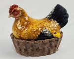 BORDALLO PINHEIRO - CALDAS DA RAINHA  - BELA TERRINA PARA CANJA COM FEITIO DE GALINHA EM CERÂMICA DE CALDAS POLICROMADA. CONCHA COM PEGA COM FEITIO DE PINTAINHO QUE É VISTO ATRAVÉS DE ORIFICIO LATERAL DA AVE. MARCAS DA MANUFATURA SOB A BASE. PEÇA PARA COLECIONADOR. PORTUGAL, INICIO DO SEC. XX. 31 X 26 CMNOTA: Raphael Bordallo Pinheiro é uma das personalidades mais influentes da cultura portuguesa oitocentista, com uma produção notável sobretudo nas áreas do desenho humorístico, da caricatura e da criação em cerâmica. A sua obra representa uma realidade inquietante e sempre actual e um documento fundamental para o estudo político, social, cultural e ideológico de uma época.Raphael Bordallo Pinheiro ficará para sempre intimamente associado à caricatura e à cerâmica artística, apresentando peças de qualidade e importância nunca antes vistas e que, na opinião de conceituados artistas modernos, são obra de um génio.Desde cedo se interessou por arte, chegando a frequentar a escola de Belas Artes. Como era um grande frequentador de teatro, foi assim que começou a publicar seus jornais humorísticos, obtendo grande sucesso com alguns deles. Os jornais tornam-se documentos preciosos pela sua qualidade artística bem como pela sua interpretação dos acontecimentos políticos e sociais da época, sendo os jornais "Antonio Maria", "Pontos nos ii" e "A Paródia" alguns dos exemplos.Em 1884 Bordallo iniciou a sua produção cerâmica na Fábrica de Faianças das Caldas, revelando peças de grande qualidade técnica, artística e criativa, desenvolvendo azulejos, painéis, vasos, centros de mesa, bustos de jarras, lavatórios, jarros, pratos, frascos de perfume, vasos e animais gigantescos, etc.Tornou-se famoso também pelas suas imagens populares, como Zé Povinho (imagem que representa os pobres e oprimidos representados de várias formas), Maria da Paciência (Paciente Maria), Ama das Caldas (babá das Caldas), o polícia, o padre tomando rapé, o sacristão com o incensário na mão e muitos outros. Bordallo Pinheiro realizou exposições no Brasil, no Rio de Janeiro e em São Paulo, onde apresentou a majestosa Jarra Beethoven (jarra de Beethoven).Seu notável trabalho com cerâmica foi premiado com medalha de ouro em exposições internacionais (Madrid, Antuérpia, Paris e em St. Louis, Estados Unidos).