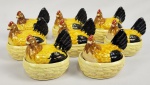 FAIANÇA DAS CALDAS DA RAINHA - GERMANO LUIS DA SILVA - LINDO  CONJUNTO COM OITO RAMEKINS EM FAIANÇA POLICROMADA REPRESENTANDO GALINHA NO NINHO. PRESTAM-SE PARA SERVIÇO DE DOCES OU ENTRADAS SALGADAS. PORTUGAL, INICIO DO SEC. XX.  PORTUGAL, INICIO DO SEC. XX. 10 CM DE COMPRIMENTONOTA:  As Faianças Germano devem esta denominação a Germano Luís da Silva (1890-1957), antigo aprendiz de Rafael Bordalo Pinheiro (1846-1905) e ceramista mencionado na já referida brochura Caldas da Rainha, Roteiro-Guia, de 1926.