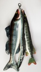 CALDAS DA RAINHA  AMARRIO DE PEIXES  LINDA ESCULTURA DE CERAMICA DE CALDAS DE GRANDE DIMENSÃO COM REALISTAS PEIXES. A CERAMICA É VIDRADA E POLICROMADA CONFERINDO ASPECTO DE PEIXES ACABADOS DE PESCAR. PORTUGAL, MEADOS DO SEC. XX. 48 CM DE COMPRIMENTO.