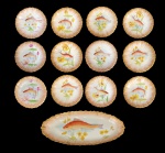 LIMOGES - EXUBERANTE CONJUNTO PARA SERVIÇO DE PEIXE EM PORCELANA COM LINDA E REQUINTADA DECORAÇÃO REPRESENTANDO PEIXES ENTRE PLANTAS AQUÁTICAS. BORDA ROSE COM PRODUSO OURO FORMANDO GUIRLANDAS. A ABAÉ REMATADA POR PEROLADO RELEVADO. COMPOSTO POR GRANDE TRAVESSA DE FEITIO OBLONGO E 12 PRATOS COM DECORAÇÃO DIFERENTES. UM SERVIÇO ESPETACULAR! FRANÇA, SEC. XIX. 24 CM DE DIAMETRO OS PRATOS E 62 CM DE COMPRIMENTO (TRAVESSA). UM DOS PRATOS TEM ANTIGO RESTAURO COM GATAS MUITO INTERESSANTE, RESTAURO COM TECNICA MUITO ANTIGA.