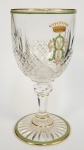 BACCARAT -  MARQUÊS DE TRÊS RIOS  JOAQUIM EGYDIO DE SOUZA ARANHA (1821-1893)  LINDA TAÇA EM CRISTAL PARA VINHO TINTO DA MANUFATURA DE BACCARAT PERTENCENTE AO SERVIÇO DE JOAQUIM EGYDIO DE SOUZA ARANHA, O MARQUÊS DE TRÊS RIOS. LAPIDAÇÃO GEOMÉTRICA COM FRISOS EM VERDE E OURO E RESERVA COM AS INICIAIS TR SOB CORONEL DE CONDE. EXEMPLARES DESSE  LUXUOSO SERVIÇO ESTÃO REPRESENTADO NAS PAGINAS 350 A 355 DO LIVRO O CRISTAL NO IMPÉRIO DO BRASIL DE GJORGE GETÚLIO VEIA ET AL. AS PORCELANAS E CRISTAIS DO MARQUÊS DE TRÊS RIOS SÃO PROVAVELMENTE AS MAIS MAGNIFICENTES PRODUZIDAS ENTRE OS NOBRES BRASILEIROS NO SEC. XIX. FRANÇA, SEC. XIX. 13 CM DE ALTURA (BICADO NA BORDA).NOTA: (1821-1893), primeiro e único BARÃO, CONDE E MARQUÊS DE TRÊS RIOS. No ano de seu casamento passou o casal a residir na Capital da Província. O Marquês foi Provedor da Santa Casa de Misericórdia de São Paulo.Fez generosos donativos às instituições de caridade.Foi Presidente da Companhia Paulista, construtora da Estrada de Ferro Jundiaí a Campinas.Foi também um dos fundadores do Banco Comércio e Indústria de São Paulo.Membro proeminente do Partido Liberal, o qual chefiou, foi eleito por diversas vezes deputado provincial por São Paulo, tendo ocupado em três períodos a Presidência da Província. Filho de Francisco Egídio de Sousa Aranha e de sua prima Maria Luzia de Sousa Aranha, Viscondessa de Campinas, Casou-se em primeiras núpcias, em 30 de novembro de 1842, com Ana Francisca de Pontes(viúva do capitão Antônio José da Silva), nascida em Campinas, em 1822 onde faleceu em 16 de agosto de 1875,sendo filha de José Pereira de Pontes e Cecília Barbosa de Almeida. O Solar do Marquês de Três Rios, na cidade de São Paulo, foi onde recebeu a família imperial ,o Conde d'Eu, a Princesa Isabel e três filhos que hospedou. Construído entre os anos de 1850 e 1860, posteriormente,foi adaptado como sede da Escola Politécnica da Universidade de São Paulo, em 1894.Em Campinas, no Solar do Largo da Catedral, foram recebidos, em ocasiões diferentes o IMPERADOR DOM PEDRO II a PRINCESA IMPERIAL D. ISABEL DE BRAGANÇA, também o CONDE DEU e os filhos do casal (em 1884). Nessa mesma viagem hospedou a Princesa Isabel e sua família na Fazenda Santa Gertrudes.
