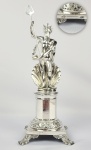 FORMIDÁVEL PALITEIRO DE MESA DE BANQUETE DE GRANDE DIMENSÃO  EM PRATA DE LEI REPRESENTANDO O DEUS NETUNO CINGINDO COROA EM VERMEIL PÉS COM FEITIO DE ROBUSTAS GARRAS ADORNADAS A TODA VOLTA POR RAMAGENS.  MARCAS PARA CIDADE DO PORTO (P COROADO) E PRATEIRO DATAVEL A PARTIR DE 1836  (MOITINHO P471 PAG 274). PALITEIROS DE MESAS DE BANQUETE SÃO IMENSAMENTE RAROS E POR ISSO E PELA GRANDEZA QUE TRANSMITEM DADA SUA DIMENSÃO E BELEZA SÃO FIGURAS CENTRAIS DE COLEÇÕES IMPORTANTES. PORTUGAL,  INICIO DO SEC. XIX, 30 CM DE ALTURA.