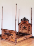 MARQUÊS DE TRÊS RIOS  MAJESTOSA CAMA DE DOSSEL EM MADEIRA. REVESTIDA DE RÁDICA COM ELEMENTOS RELEVADOS FORMANDO GUIRLANDA DE CARVALHO. EM TUDO ESSA CAMA SE DESTACA COMO UM MÓVEL PALACIANO. O TRABALHO É VIRTUOSO E BELISSIMO! ENCIMANDO A CABECEIRA GRANDE ESCUDO ARMORIAL COM RESERVA DAS INICIAS TR ENTRELAÇADAS SOB COROA DE MARQUÊS. O ESCUDO É ALADO POR ARREMATES EM BALAÚSTRE. PEÇA FABULOSA! FRANÇA, SEC. XIX 238 (c) X 164 X 267 (ALTURA VARAS DO DOSSEL) ALTURA DA CABECEIRA 186 CM